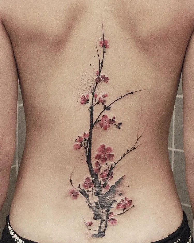 tatouage au dos femme dessin coloré fleurs de cerisier