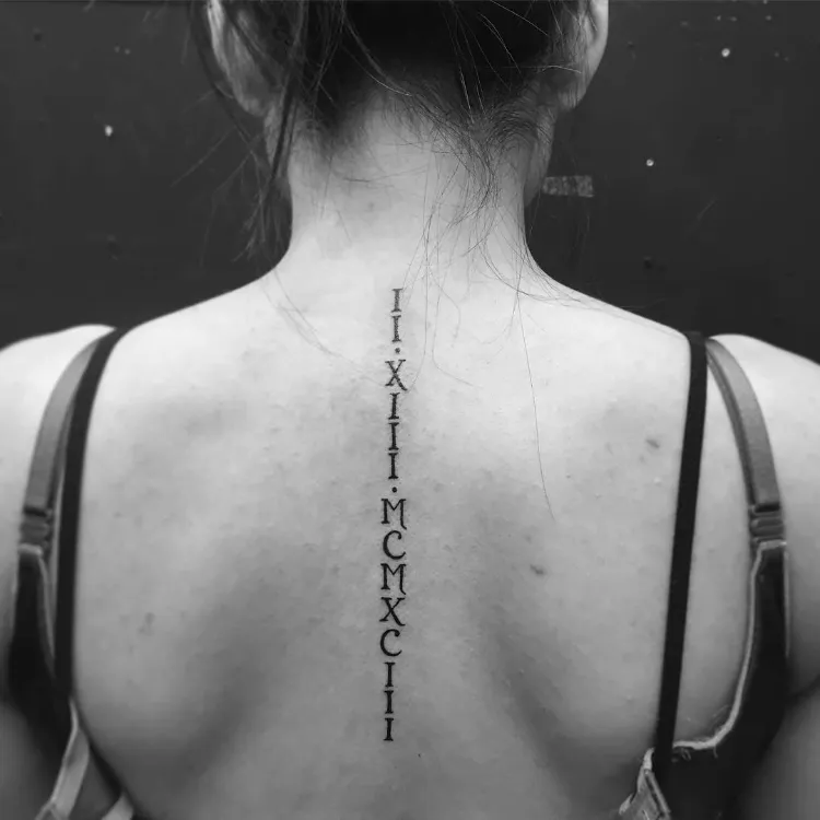 tatouage chiffre romain colonne vertebrale signification individuelle tattoo minmaliste
