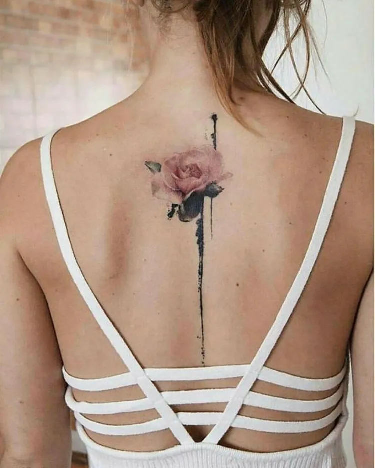 tatouage colonne vertebrale femme fleur rose délicate watercolor