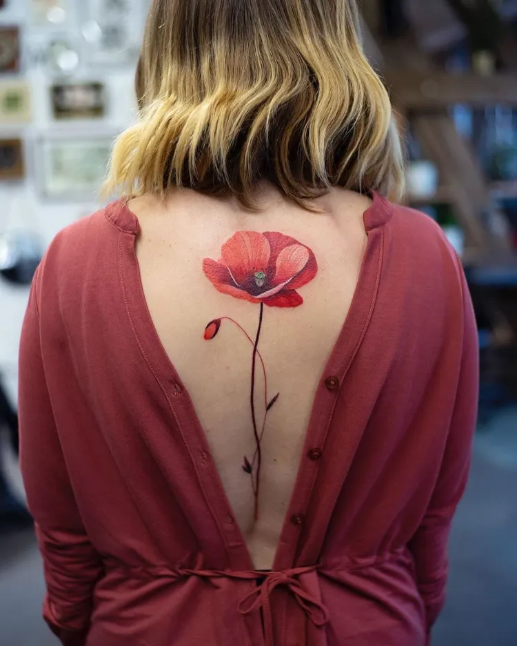 tatouage colonne vertebrale femme fleur tattoo coloré pavot