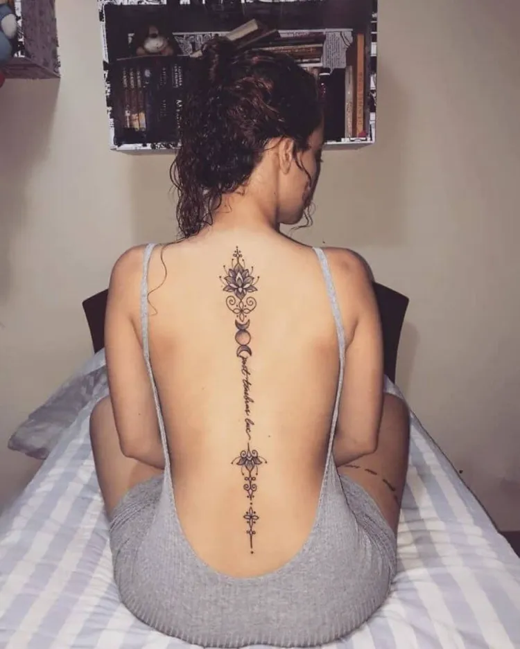 tatouage colonne vertebrale fleur de lotus mandala phases de la lune