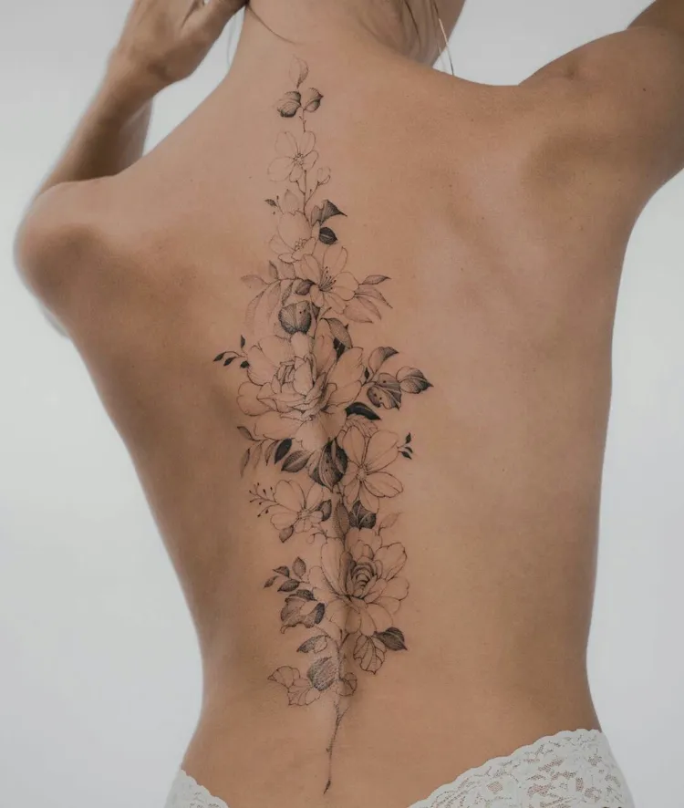 tatouage colonne vertebrale fleur tattoo femme idée romantique joli dessin