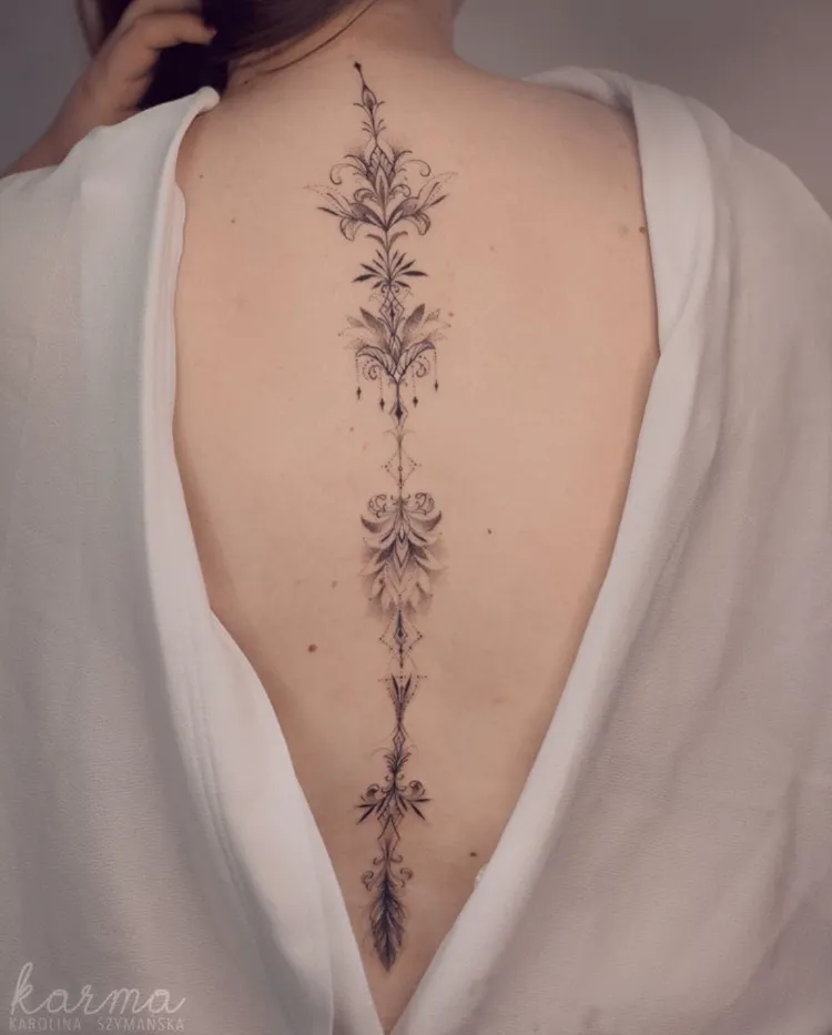 tatouage dos colonne vertébrale femme fleurs de lotus mandala dessin romantique