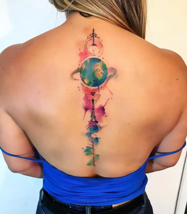 tatouage dos femme colonne vertébrale tattoo pour les adeptes des voyages taouage watercolor