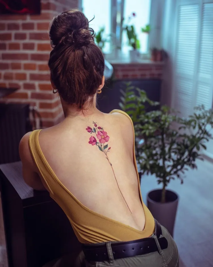 tatouage femme colonne vertébrale fleur rose inkage coloré