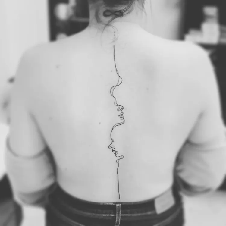 tatouage le long de la colonne vertebrale deux visages minimalistes contours élaborés idées pour femmes