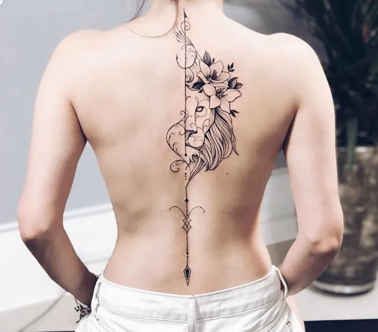 tatouage le long de la colonne vertebrale lion couronne de fleur