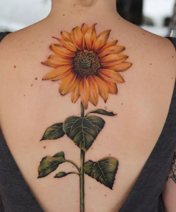 tatouage sur la colonne vertébrale femme grande fleur de tournesol dessin féminin coloré