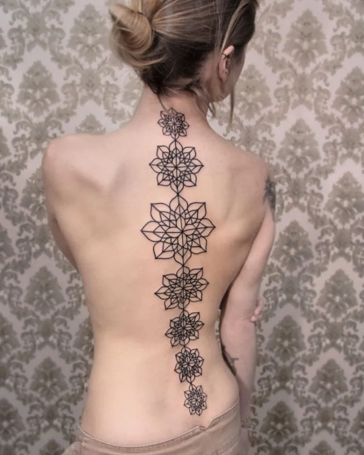 tatouage sur la colonne vertébrale idées pour femmes mandala de tailles différentes
