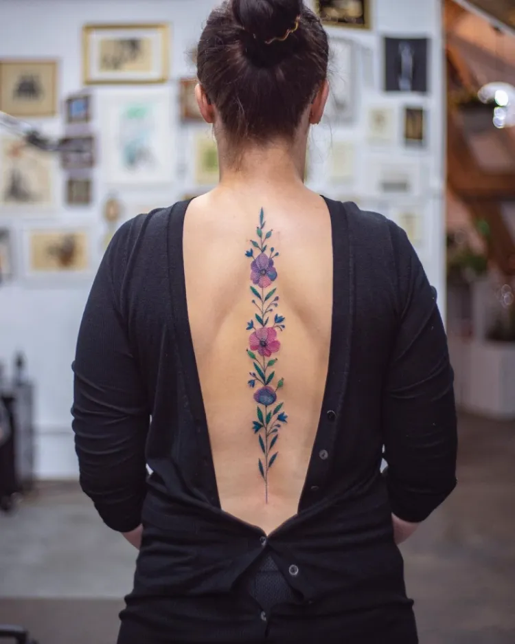 tattoo colonne vertebrale femme motifs floraux dessins romantiques faciles à cacher