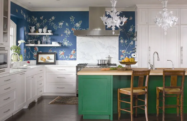 tendance papier peint cuisine 2021 motifs floraux fleurs délicates meubles blanc et vert deco intérieure