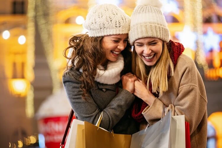 Deux filles joyeuses shopping