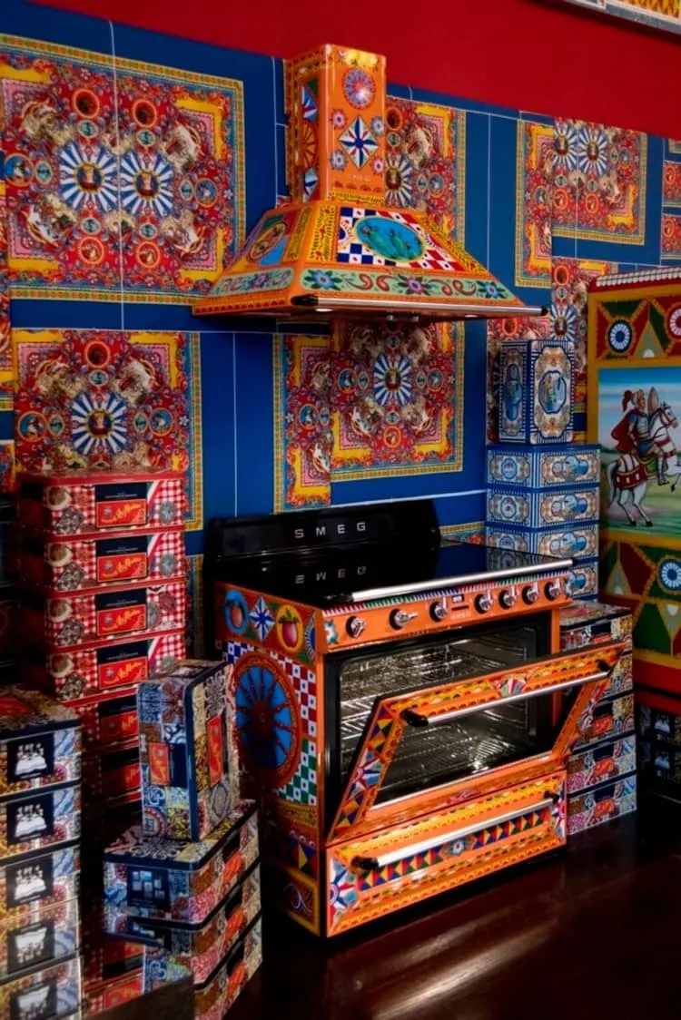 Dolce & Gabbana Casa première collection de décoration intérieure couleurs folkloriques équipement cuisine Smeg