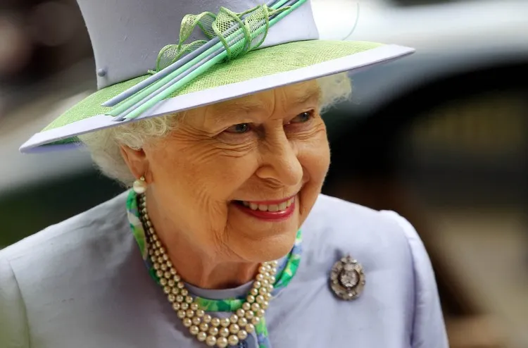 Elizabeth II a passé une nuit à l'hopital pour examens préliminaires