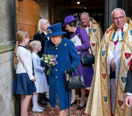 Elizabeth II avec une canne signe d'affaiblissement abbaye de Westminster Royal British Legion princesse Anne
