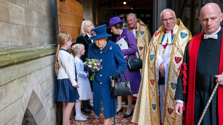 Elizabeth II avec une canne signe d'affaiblissement abbaye de Westminster Royal British Legion princesse Anne