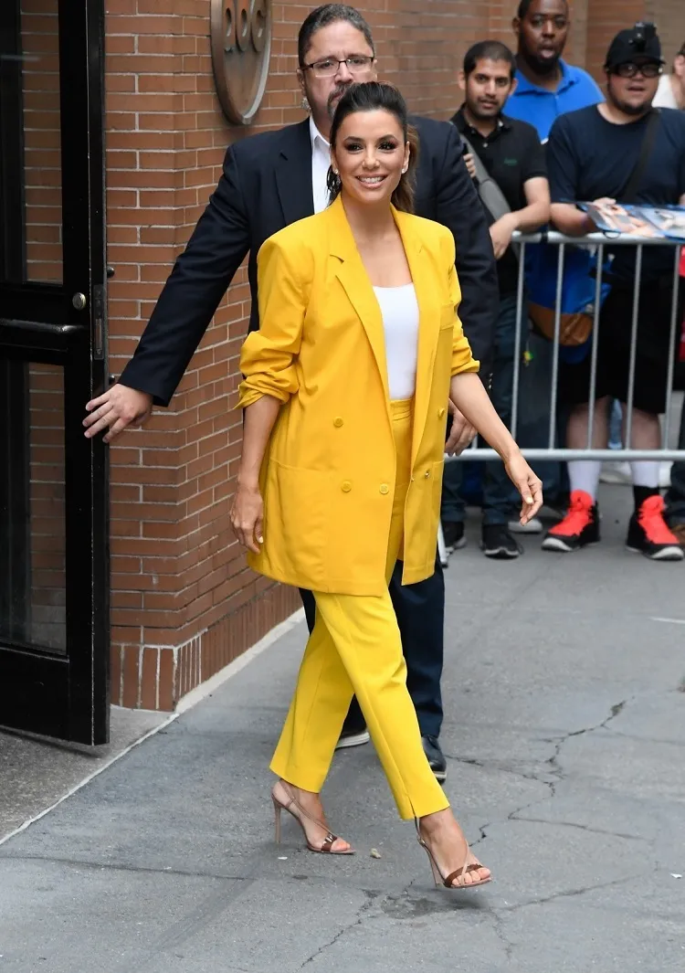 Eva Longoria en costume jaune pop