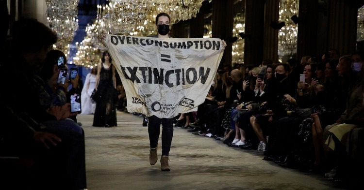 Fashion Week de Paris 2021 dernier jour activiste pour le climat fait infiltrer le défilé de Louis Vuitton
