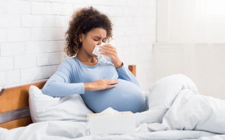 Femme enceinte avec le nez bouché rhumee