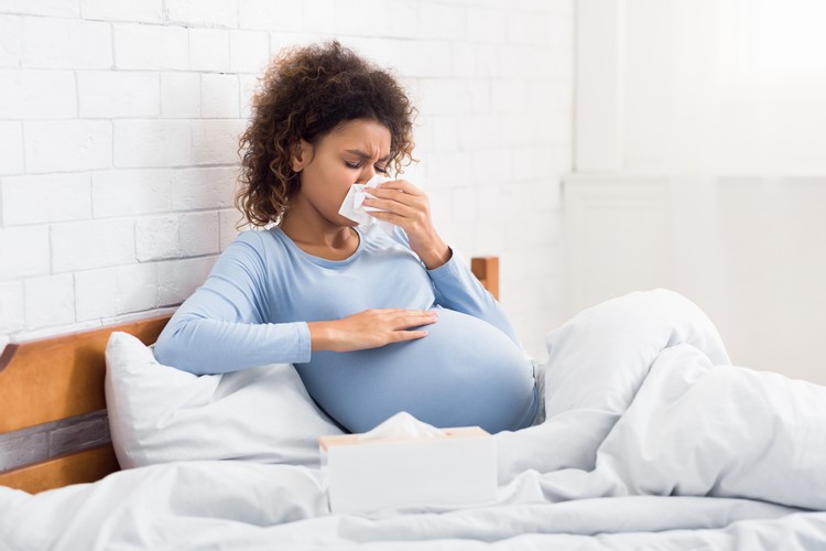 Femme enceinte avec le nez bouché rhumee