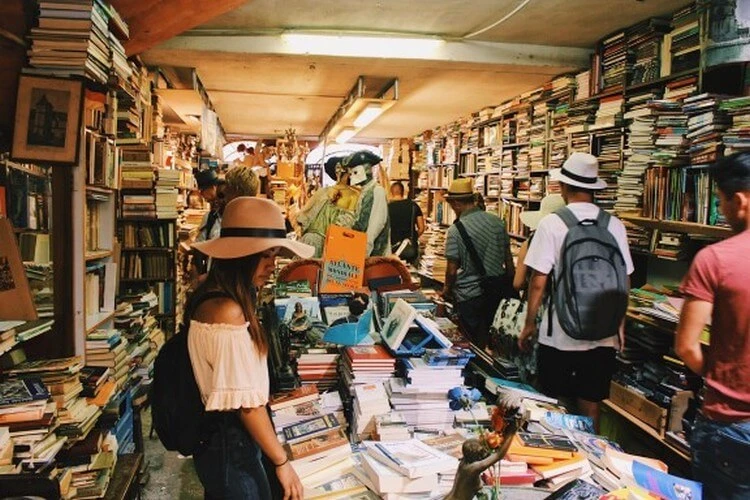 Fille dans une librairie