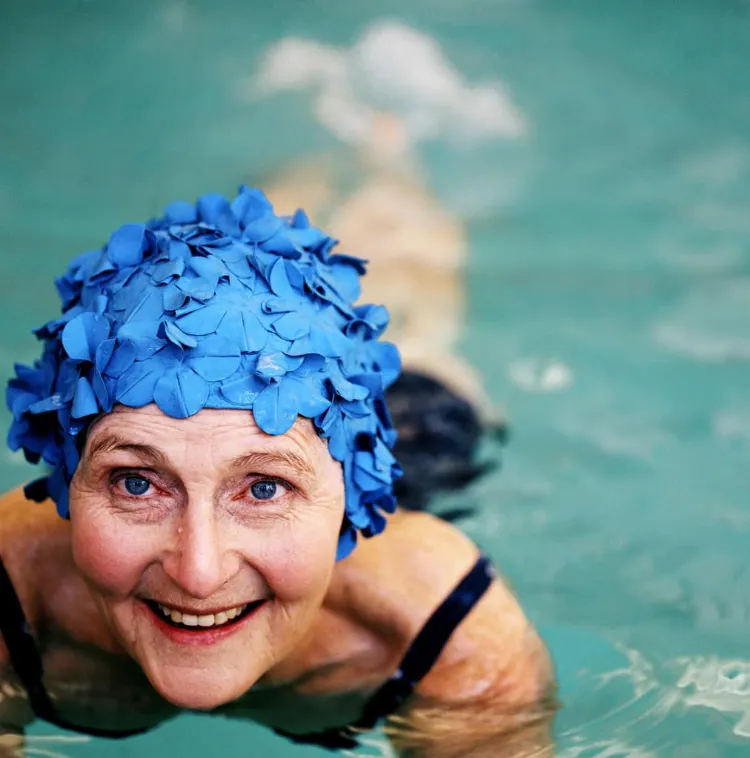 activités physiques perdre du ventre femme 60 ans natation nager