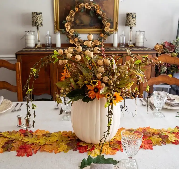 bouquet table automne vase citrouille chemin de table feuilles automnales
