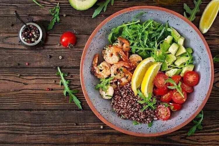 bowl au quinoa citron avocat tomates pour maigrir