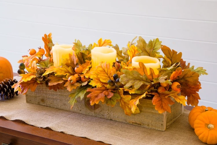 centre de table automne DIY boite en bois composition feuilles automnales bougies
