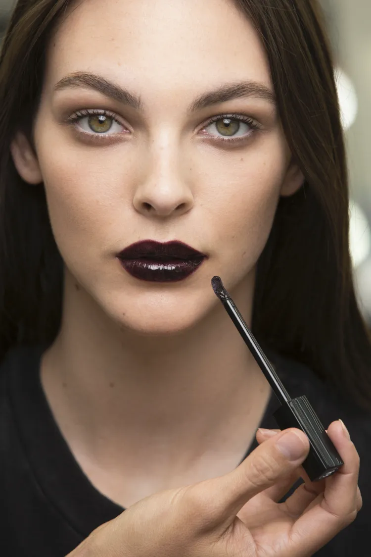 chanel noir et blanc monochromatic makeup tutorial tendance maquillage hiver 2022