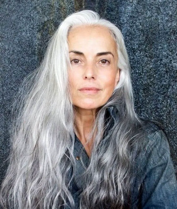 cheveux longs après 50 ans 60 ans couleur naturelle mèches grises bicolores