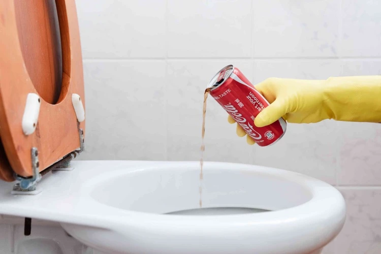 comment blanchir le fond des toilettes avec coca cola et bicarbonate de soude