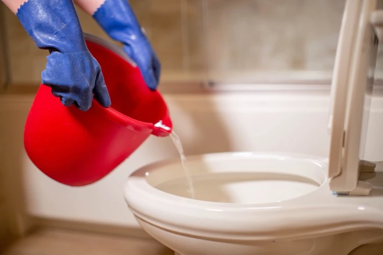 comment blanchir le fond des toilettes avec du vinaigre