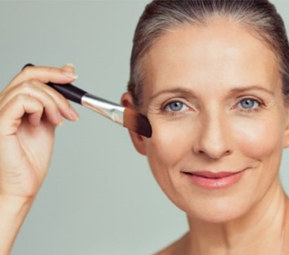 comment cacher les cernes après 50 ans astuces maquillage