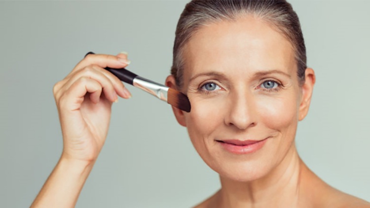 comment cacher les cernes après 50 ans astuces maquillage