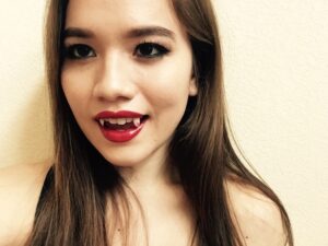 comment faire dents de vampire pour Halloween avec des faux ongles