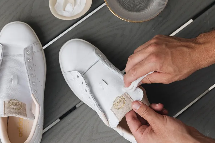 comment nettoyer des chaussures blanches avec du bicarbonate