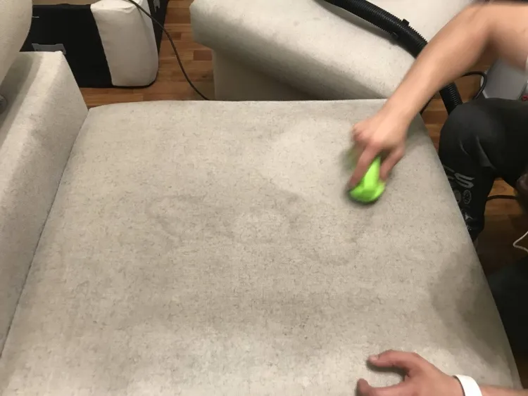 comment nettoyer un canapé en tissu taches poussière meubles rembourrés ternes