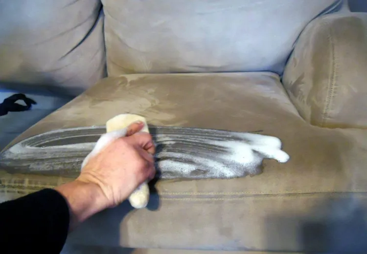 comment nettoyer un canapé en tissu taches tenaces déversements salissants