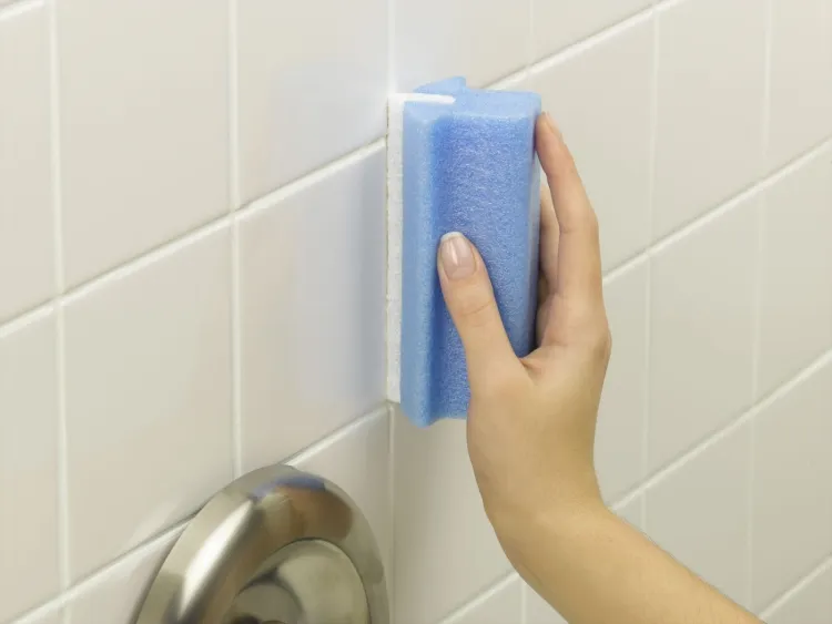 comment se débarrasser des moisissures dans la salle de bain eau Javel contenant chlore