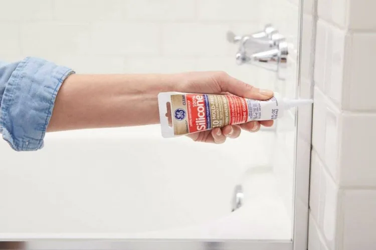 comment se débarrasser des moisissures dans la salle de bain préserver surfaces colorées