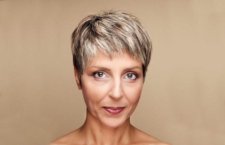 coupe courte effilée pour femme 40 ans ou plus