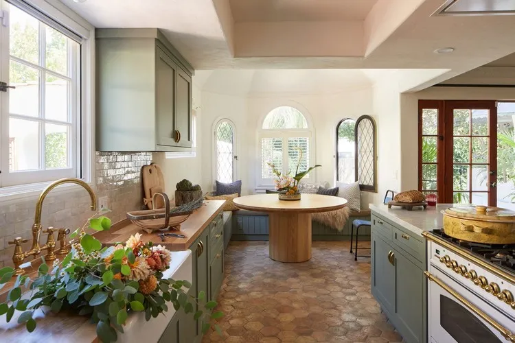 cuisine rustique moderne grandes fenêtre sol en terre cuite placards en vert olive