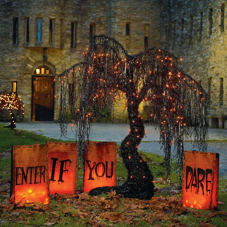 décoration halloween à fabriquer qui fait peur sacs arbre lumineux courbé
