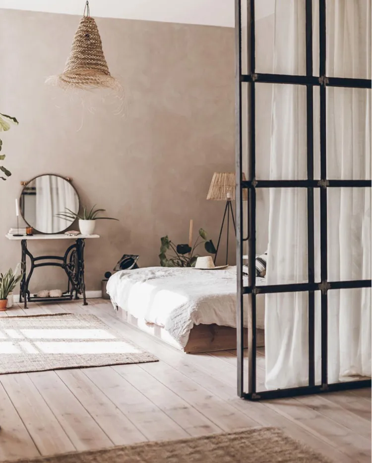 décorer le séparateur de votre chambre avec un rideau minimaliste