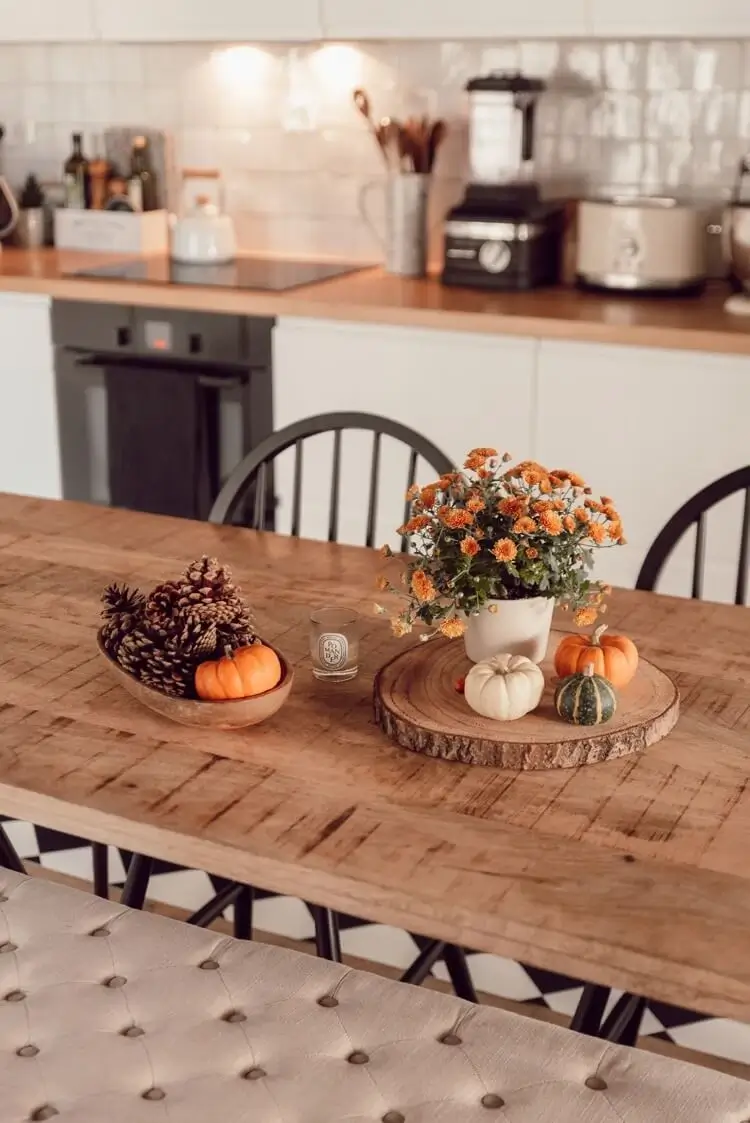 décoration table automne facile mini chrysanthèmes en pot petites courges pommes de pin