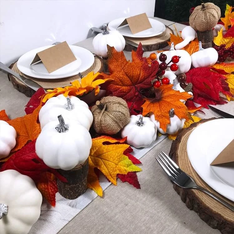 décoration table automne mini courges blanches feuilles artificielles