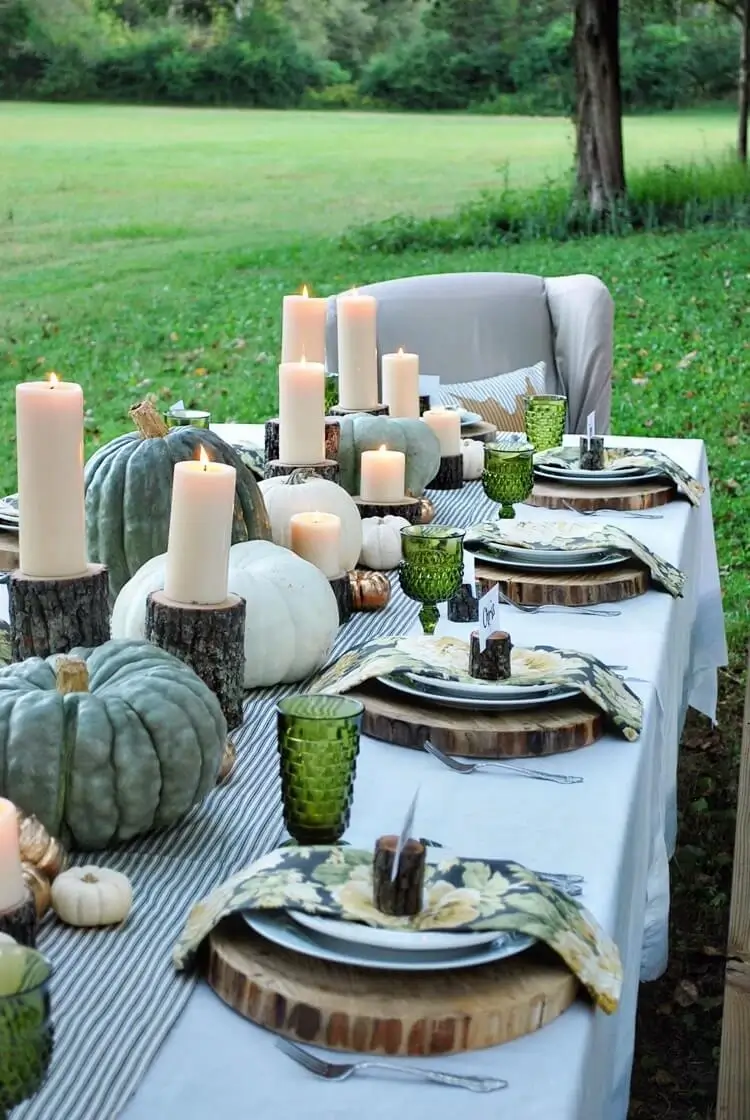décoration table jardin automne courges variées et bougies