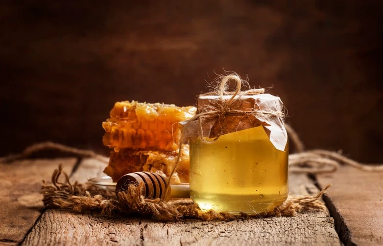 du miel pour soigner la gorge naturellement pendant le rhume