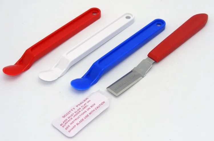 enlever le collant d’une étiquette outils plastique préserver surfaces